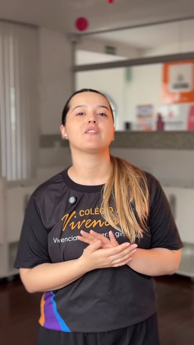 Aqui, cada momento do dia é cuidadosamente planejado para garantir acolhimento, segurança e desenvolvimento aos nossos pequenos.
Desde a chegada, com uma acolhida carinhosa e respeitosa ao tempo de cada criança, até os momentos de alimentação, descanso e despedida, tudo é conduzido com atenção às necessidades individuais e ao bem-estar infantil.
No Colégio Vivenciar, cada detalhe da rotina é pensado com carinho e intencionalidade, fortalecendo o desenvolvimento integral dos nossos pequenos.
Quer conhecer de perto essa rotina? Agende uma visita e venha descobrir tudo o que o berçário do Colégio Vivenciar oferece.