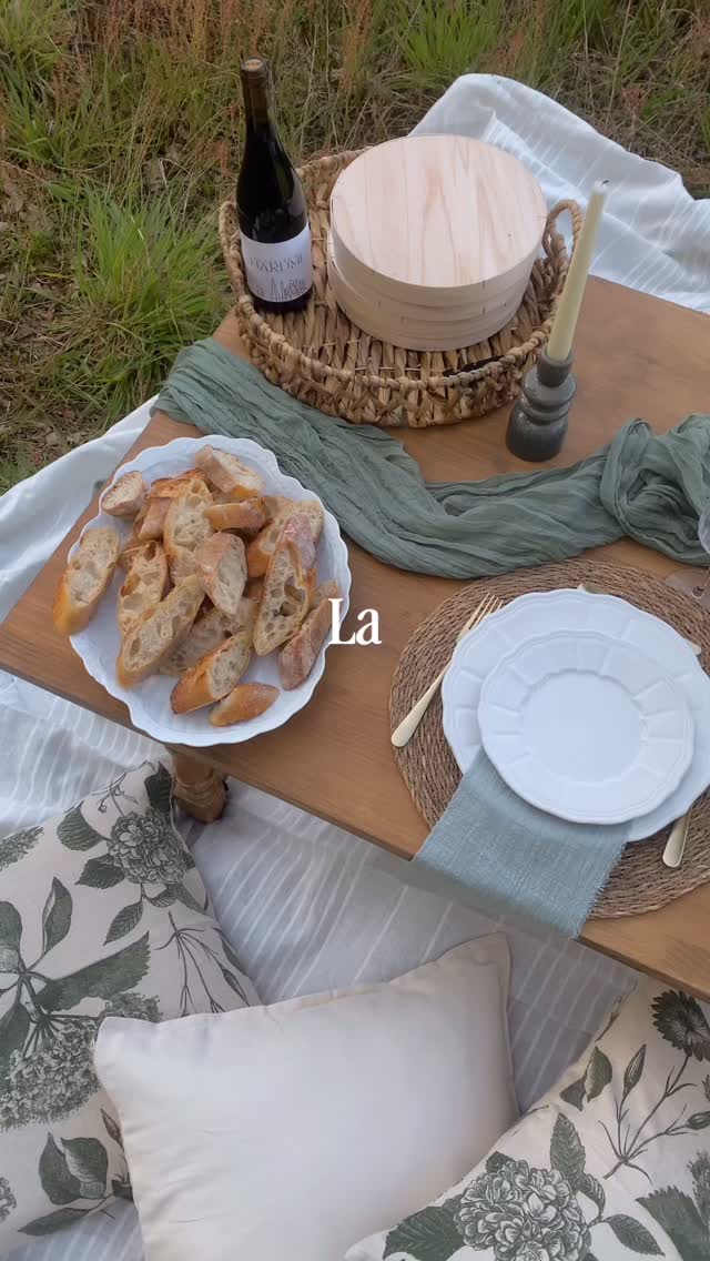 Les Tables de Harumi reviennent en 2026 ✨
Des pique-niques toujours aussi élégants et intimistes, installés pour vous, au coeur des vignes de l’appellation Chinon 🍷.
Les réservations sont désormais ouvertes et les premières dates sont déjà prises.
À très vite dans les vignes 🍇