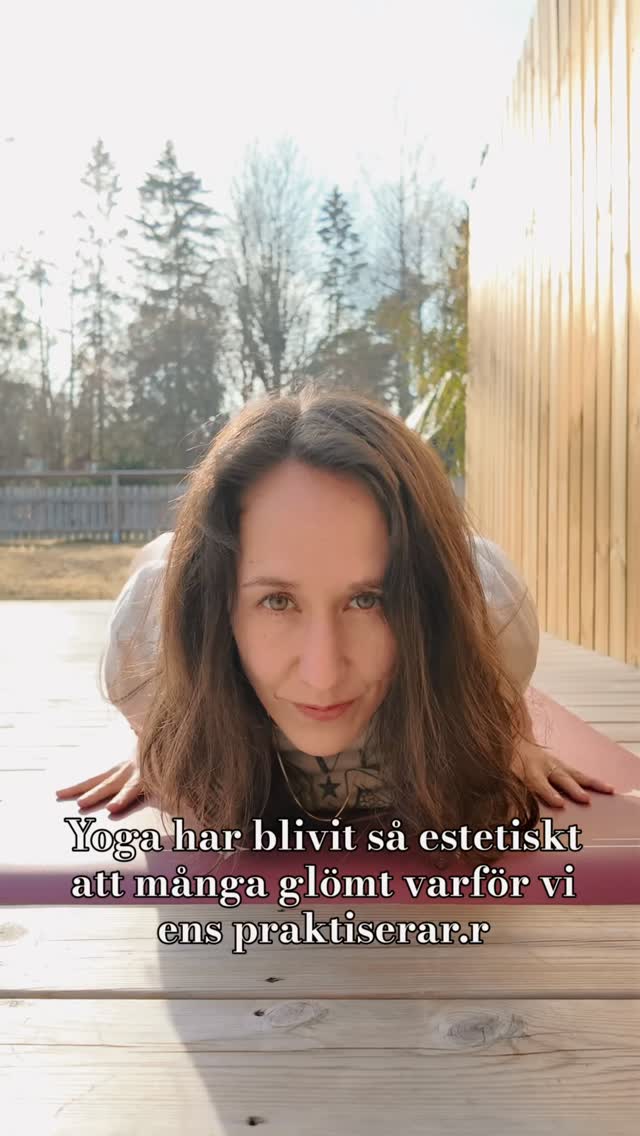 Det ser så vackert ut.
Det ser lugnt ut.
Det ser rätt ut.
Till och med fint att titta på.
Men någonstans på vägen kanske vi tappade något, för yoga var väl ändå inte menat att se bra ut för ögat?
Har vi tappat bort något på vägen hit?