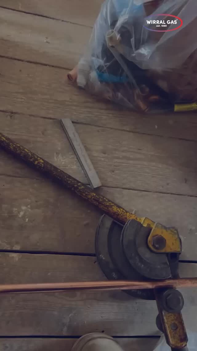 Not every bend needs to be perfect — sometimes it just needs to work 👌 This one’s all about practical bending on site: Less waste, less time, cleaner job overall 🔧
Everyone’s got their own little tricks when it comes to bends — what’s yours? Drop it below 👇
#copper #gasengineer #bends #pipe #wirralgas