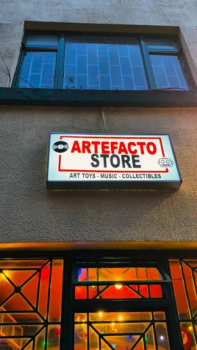 No es una tienda… es un viaje ⚡
Entre luces, vinilos, figuras y recuerdos, cada rincón tiene historia.
De Star Wars a Astro Boy, pasando por la música que marcó generaciones…
y claro, con Lola siempre presente 🐶
Artefacto no se explica… se vive.
📍Ven y descúbrelo
#coleccionables #starwars #discosdevinilo #collectibles #bogota