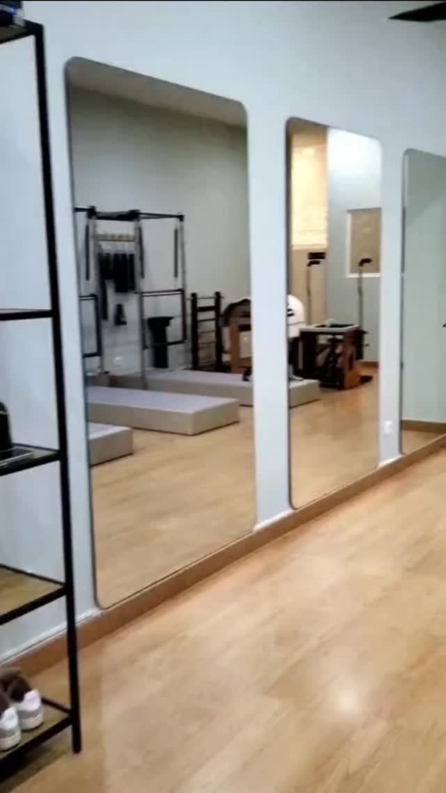 A primeira sessão não é para te pôr em forma.
É para perceber o teu corpo. 😉
Muitas pessoas chegam habituadas a esforçar, mas aqui não pedimos desempenho.
Observamos padrões:
👉🏻 como respiras
👉🏻 onde acumulas tensão
👉🏻 o que o corpo está a tentar proteger
A partir daí começamos a reorganizar o movimento para que deixe de ser necessário compensar. Tens que dar tempo a ti próprio para reaprender.
Por isso cada sessão é diferente, porque o corpo também nunca chega igual.
Se tens curiosidade em perceber como o teu corpo realmente funciona, envia-nos mensagem e ajudamos-te a perceber como marcar.
@ Portimão
#pilatesequipamentos #pilatesportugal #bemestar #novociclocomeçando #cuidardesi