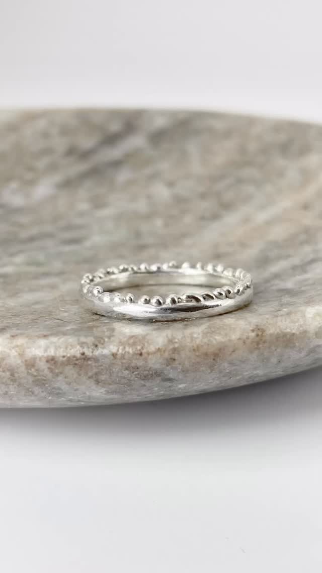 The mini crown ring, made with recycled sterling silver / gold ♻️ An alternative wedding band or an everyday piece ✨