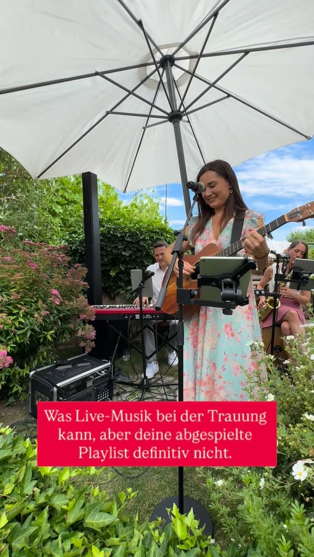 Mein Lieblingstipp für den Einzug 👰: Haltet euch an keinen strikten Zeitplan sondern verlasst euch darauf, dass wir das untermalen, was gerade passiert und die Phasen des Einzugs dynamisch untermalen. Deswegen ist kein Einzug gleich - selbst Klassiker wie ‚A thousand years‘ haben wir schon in unterschiedlichsten Versionen & Längen gespielt. Seid euch sicher, dass wir euch immer im Blick haben, uns an euer Tempo anpassen und ihr am Ende auch noch Zeit haben werdet in Ruhe vorne anzukommen. In diesem Video seht ihr eine eher kürzere Variante, bei der wir den Song schneller aufbauen. Aber auch das Gegenteil ist oft der Fall: Wenn ihr für den Einzug sogar länger braucht, als der Original-Song dauert, finden wir immer einen Weg, den Song noch zu verlängern. Genau das ist der Vorteil von Live-Musik und damit kann meiner Meinung nach keine abgespielte Playlist mithalten 🫶☺️