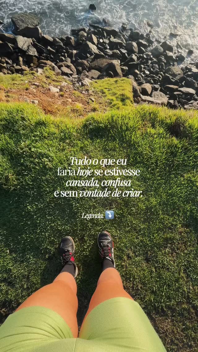 Se eu estivesse no meu limite… cansada, confusa, sem motivação nenhuma pra criar conteúdo… era isso aqui que eu faria. Nada mirabolante. 👇
1️⃣. Voltaria pro básico: presença semanal.
Sem meta impossível. Postar 1 story por dia.
Só o suficiente pra construir confiança.
2️⃣. Escolheria 1 tema pra repetir por 5 dias.
Sem medo de ser repetitiva.
Repetição cria clareza. Clareza cria confiança.
3️⃣. Gravaria takes do meu dia.
Só isso.
Porque rotina é a principal matéria-prima e o conteúdo nasce muito mais fácil quando você para de “inventar assunto”.
4️⃣. Eu alinharia conteúdo com venda
Não pra vender todo dia. Mas pra lembrar o público do que eu faço.
E lembrar a mim mesma que eu tenho um propósito com meu conteúdo.
5️⃣. Separaria 1 hora na semana pra criar conteúdo.
Porque consistência não vem de motivação. Vem de planejamento.
Você não precisa postar seguindo fórmulas. Precisa só voltar pro jogo, sabe?
Quer uma ajuda pra dar esse recomeço? Então fica por aqui.
Você não precisa fazer tudo de uma vez. Mas precisa escolher um primeiro passo. E depois outro. E mais um. É assim que a gente volta pra gente.
E segue a @ana.palombina se você tá pronta pra sair do modo low profile e entrar no modo criadora de conteúdo. 😉