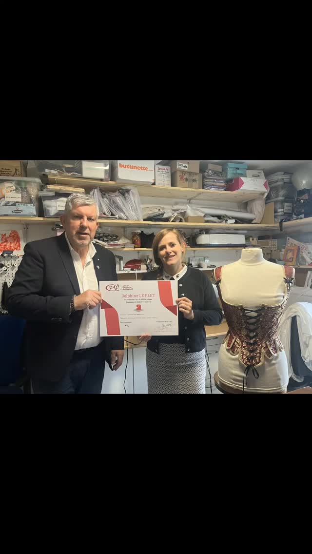 ✨ Remise des titres de Maître Artisan et Maître Artisan d’Art dans le Morbihan
Michel Aoustin, président de la CMA Bretagne, a distingué plusieurs artisans pour la qualité de leur savoir-faire :
🏅 Maître Artisan et Maître Artisan d’Art
• Delphine Le Blet – costumière et formatrice couture à Plumergat - Elphi Désidérata Costumière Bretagne
• Cyril Dennery – céramiste au Croisty
🏅 Maître Artisan
• Étienne Crespin – boulanger à Lorient - Boulangerie Pâtisserie Chez Etienne Lorient
• Alix Dumas – bijoutière-joaillière à Auray (en présence de Julien Marsac, président de la CMA Bretagne en Morbihan)
👏 Une belle reconnaissance pour ces artisans et leur engagement pour l’excellence artisanale.
#CMABretagne #artisanat #artisanatdart #costumiere #elphidesiderata