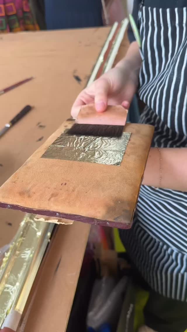 Tellement satisfaisant à regarder... La magie de la dorure…
🇬🇧 So satisfying to watch... The magic of gilding…
#Dorure #Artisanat #GoldLeaf #artframing #encadreur