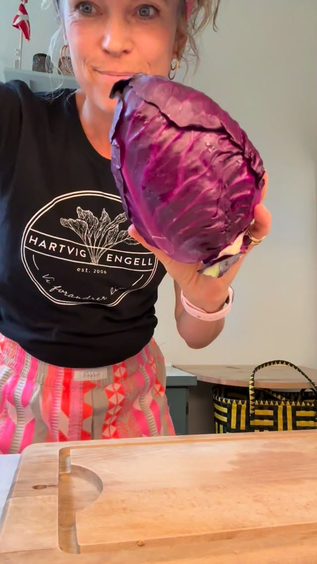 Kålskæren • virkelig genial til at få mere grønt på gaflen. Den Snitter din kål (hvid og rødkål, spidskål, blomkål og fennikel) tyndt og lækkert så det er nemmere at spise.
Fordelen ved den er at den ikke fylder og at den er nem at rengøre.
Men… man skal passe på sine fingre og det sviner lidt når man bruger den.
Vend din skønne kål i fx piastacienøddeolie, top med ristede cashewnødder, saltflager, dukkah og balsamico glace. Yummi 🫶
Find inspiration til dine sunde måltidssalater på vores shop:
www.hartvig-engell.dk/butik