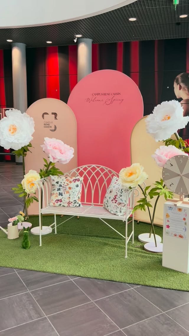 Le Campus s’est habillé aux couleurs printanières 🌸
Venez profiter des décors dans les halls des bâtiments !
Merci @hellostudioevents 🧡