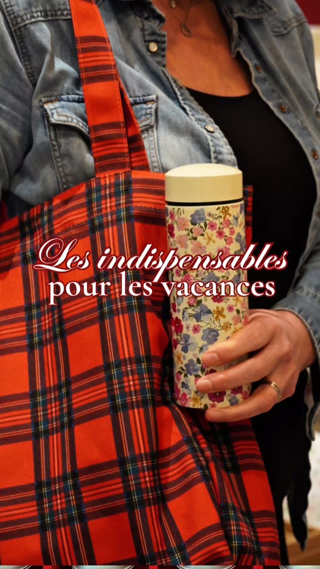 Préparer sa valise version Betjeman & Barton Tours be like 😌🧳
✔️ Théière isotherme
✔️ Thés en sachets (évidemment)
✔️ Sel, poivre, on reste organisé 😏
✔️ Une théière maison (au cas où 🏠)
Les essentiels, les vrais ! Que vous pouvez retrouver en boutique 😉
📍Betjeman & Barton au 27 rue Marceau à Tours ou sur la boutique en ligne (lien en bio)
Et vous, vous prenez quoi pour partir en vacances ? 🧳✨️
#betjemanandbarton #toursmaville #vacances #valise #humour