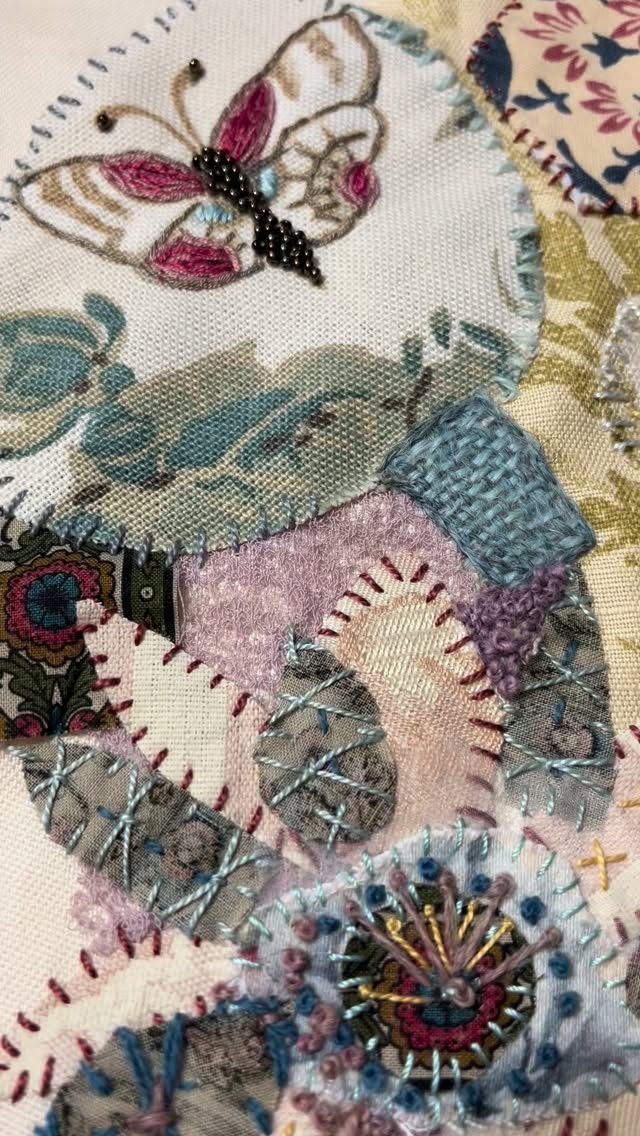 Work in progress. This started as a stitched workshop sample, and then grew into something else. The photograph just felt at home with the muted colour palette. Sometimes it is good to go with the flow.
#1960svintage #vintagephotographs #applique