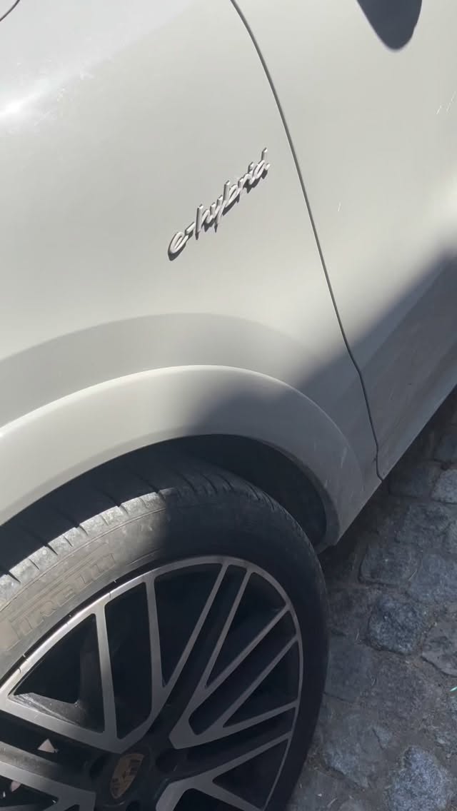 Prêt pour les vacances ! Nettoyage intégral pour ce #porschecayenne #lavageauto #detailing #gironde #ironclean