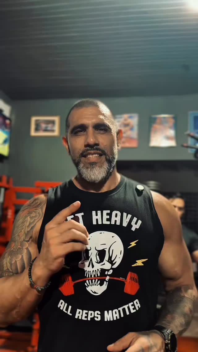 #mbaendejoko #bodybuilding #dios #amor #fitness Series de Alta intensidad para Musculación. Ayudan a bombear más sangre al músculo pasar los límites de repeticiones alcanzadas y por ende más hipertrofia muscular superando los tiempos de estancamientos que pasan cuando ya los músculos se acostumbran a un peso o repeticiones. Este caso hacemos las Drops Sets o Series descendentes. Se hace generalmente en la última serie con tu peso máximo para 6 Reps. Se baja el peso se hace 7 o 8 reps. Se baja el peso y vamos a 8 a 10 reps y si se puede una bajada más de peso y reps al fallo/ 💪🔥 te invito a Probar y déjame tu comentario! PD: se puede aplicar a todos los músculos . ♥️✅