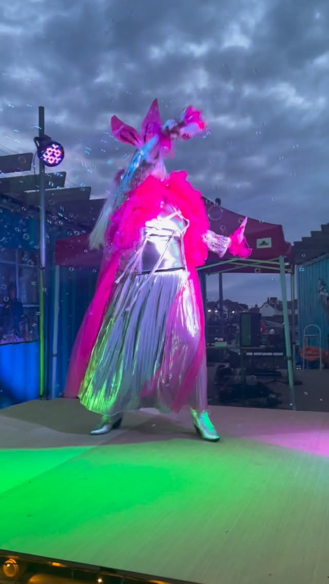 Just a casual Friday night at @eastquaywatchet 🎉😉
Bunny & the bubbles coming out to play with @hatch_somerset once more - what an After Party!
More clips to come featuring everyone soon 💖🐇🫧🫧🫧
#hatchsomerset #aboutlastnight #performanceart #somerset #artforall