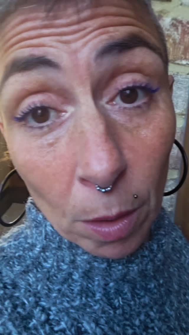 Tout le monde me dis que je suis au taquet!
Mais faut pas rêver, je suis comme la plupart des gens!
Je me filme pour mes copines au saut du lit ( toujours super fraîche hein 😅),
Je vais à des karaoké ( j'assume !),
J'oublie de me démaquiller la plupart du temps et je pleure sur mon maquillage de la veille 😅,
Je fais de la danse avec mes enfants dans ma cuisine 💃,
J'ai pas le temps de faire le ménage 🖕,
J'accumule des lessives parce que je travaille trop 💪,
Et en plus je suis une cuisinière du dimanche 🫣,
Bref c'est le bordel chez moi et en s'en fou nan? Parce que c'est la vraie vie 🤘