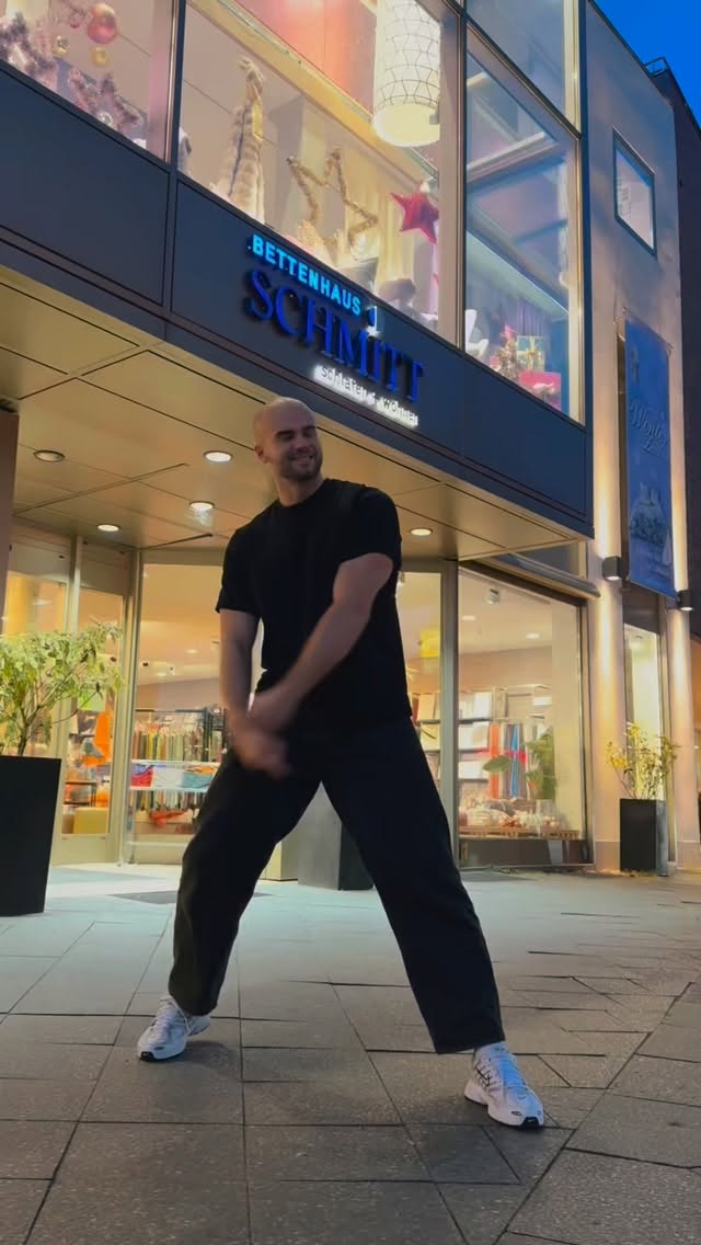 Exklusives Interview mit dem Speerwurf-Europameister @__julianweber__ 🎯 (Teil 2)
Heute gehen wir noch tiefer ins Thema Schlaf und Regeneration und warum echte Erholung der Schlüssel für nachhaltige Höchstleistung ist. 🛌⚡
Doch dieses Mal wird es auch mental: Wie geht man mit Druck vor großen Wettkämpfen um? Und welche Rolle spielt Visualisierung auf dem Weg zum Erfolg? 🧠🏆
Denn Spitzenleistung entsteht nicht nur im Körper, sondern beginnt im Kopf.
Folg uns für mehr! 🥰
#julianweber #speerwurf #mentaltraining #regeneration #schlaf