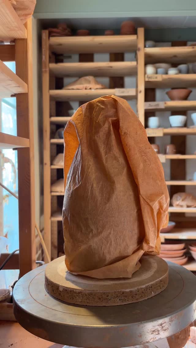 Aujourd’hui entre deux cours j’ai pris le temps pour surveiller, fignoler et nourrir le pichet pour que tout se passe bien … pose de l’anse demain et bien sûr je vous montre