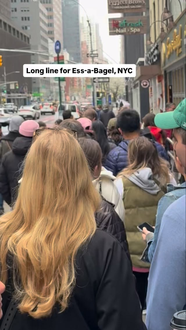 In New York, bagels are a part of the city’s food identity. Places like Ess-a-Bagel are known for doing it the traditional way: large, dense bagels with a chewy texture, boiled before baking, and usually served with generous spreads. That style comes from Eastern European Jewish immigrants who brought bagel-making techniques to New York in the late 19th and early 20th centuries.
Alongside bagels, you’ll also see bialys — often confused with bagels but actually quite different. A bialy isn’t boiled. It’s baked, flatter, and typically filled in the center with onions or garlic instead of having a hole. It comes from Białystok, Poland, and made its way to New York through the same immigrant communities.
Bagels became mainstream in New York over time, while bialys stayed more niche — but both are still part of the city’s classic bakery culture.
So when you see a long line at a place like Ess-a-Bagel, it’s not just about hype — it’s about a style of bread that’s been part of New York for over a century. @essabagel ##food newyork #bagel #biały