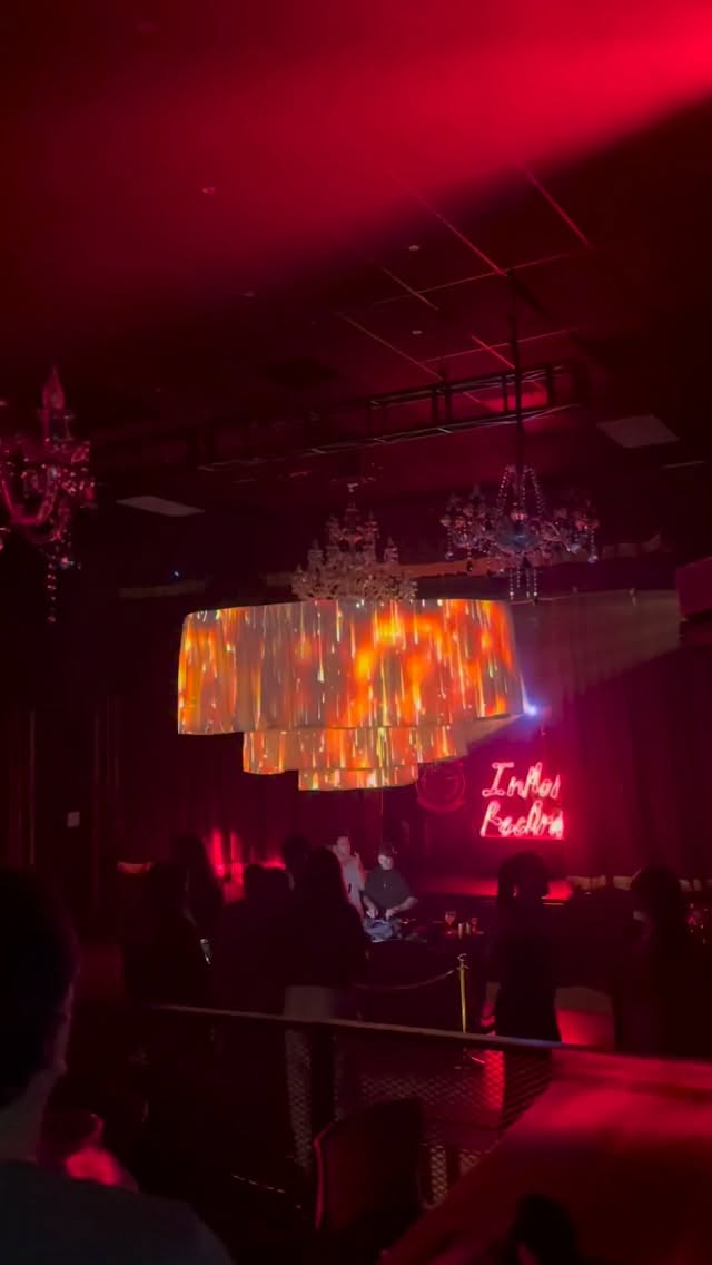 Proyección 360 con 3 proyectores para @inmonorecords en @clubamanda
@carlitospitowilson
@valentinavjnazer
@nazercreativestudio
@billydancermusic
@mad_mapper
#mapping #projectionmapping #mappingprojection #videomapping #vj