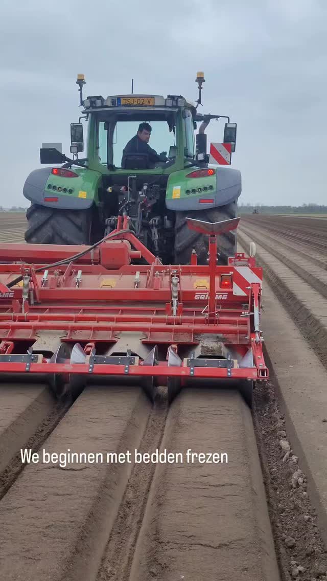 🧅 De uien zitten inmiddels alweer in de grond bij ons! Hier nog een video van hoe dat gebeurt.
#akkerbouw #onzeboerderij #weetwatjeeet #boeren #boerenleven