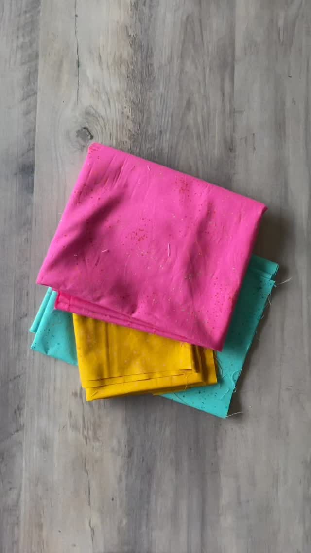 Anyone else sewing this week? This is Block 4 in the 2026 Happy Hour Stitches Block of the Month! 🎉 ✂️ 🧵
If you’re participating in this Block of the Month, this block is available at the BOM website. Not signed up yet? No problem! Just click the link in my bio to sign up!
#hhsbom2026 #HappyHourStitches #hhstitches #blockofthemonth #mysteryquilt