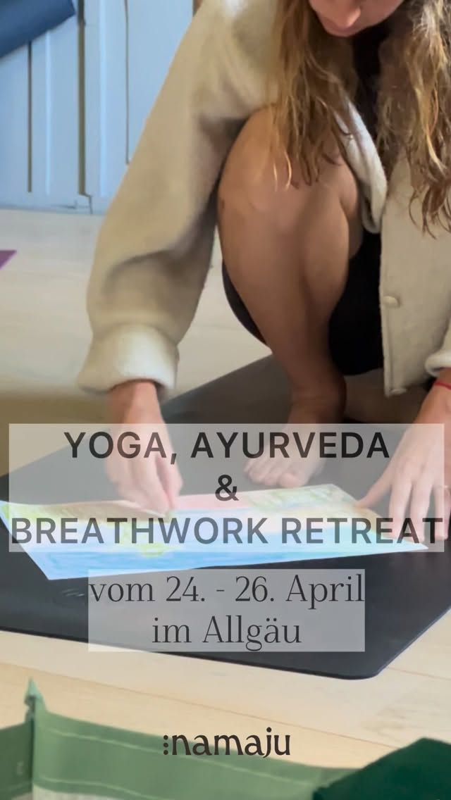 Allgäu Retreat - 24.-26. April 🌱
Manchmal braucht es keinen großen Umbruch.
Nur einen Ort, an dem es stiller wird.
Und du dich selbst wieder hören kannst.
In den letzten Jahren durfte ich viele Retreats begleiten.
Mit jeder Begegnung, jeder Gruppe und jedem Prozess hat sich auch meine Arbeit verändert. Sie ist ruhiger geworden, tiefer, klarer. Weniger Methode, mehr Raum. Weniger Konzept, mehr Erleben.
Das April Retreat im Allgäu ist genau aus dieser Entwicklung entstanden.
Es sind Tage, in denen du langsamer werden darfst.
In denen du mit dem da sein kannst, was gerade in dir lebt – ohne es verändern zu müssen.
In denen du wieder spüren kannst, was dich nährt, was dich bewegt und was sich vielleicht neu ausrichten möchte.
Yoga, Breathwork und die Prinzipien des Ayurveda begleiten dich dabei – nicht als einzelne Elemente, sondern als ein ganzheitlicher Erfahrungsraum. Ergänzt durch Embodiment, kreative Impulse, Stille, Natur und Zeit für dich.
Ich halte einen achtsamen Rahmen, in dem deine ganz persönliche innere Reise entstehen darf – getragen von der Ruhe der Natur und einem fein gehaltenen Gruppenraum.
Für dich, wenn du dir wünschst:
– wieder bei dir anzukommen
– innere Ruhe zu finden
– dich selbst bewusster zu spüren
– Klarheit entstehen zu lassen
– Zeit für dich zu haben
Allgäu Retreat
24.–26. April 2026
Neue, wunderschöne Location im Allgäu
Wenn du spürst, dass dich diese Tage rufen, melde dich gerne per Nachricht oder über den Link in der Bio.
#Allgäuretreat #breathworkretreat #yogaretreatdeutschland #ayurvedaretreat #ganzheitlichespiritualität