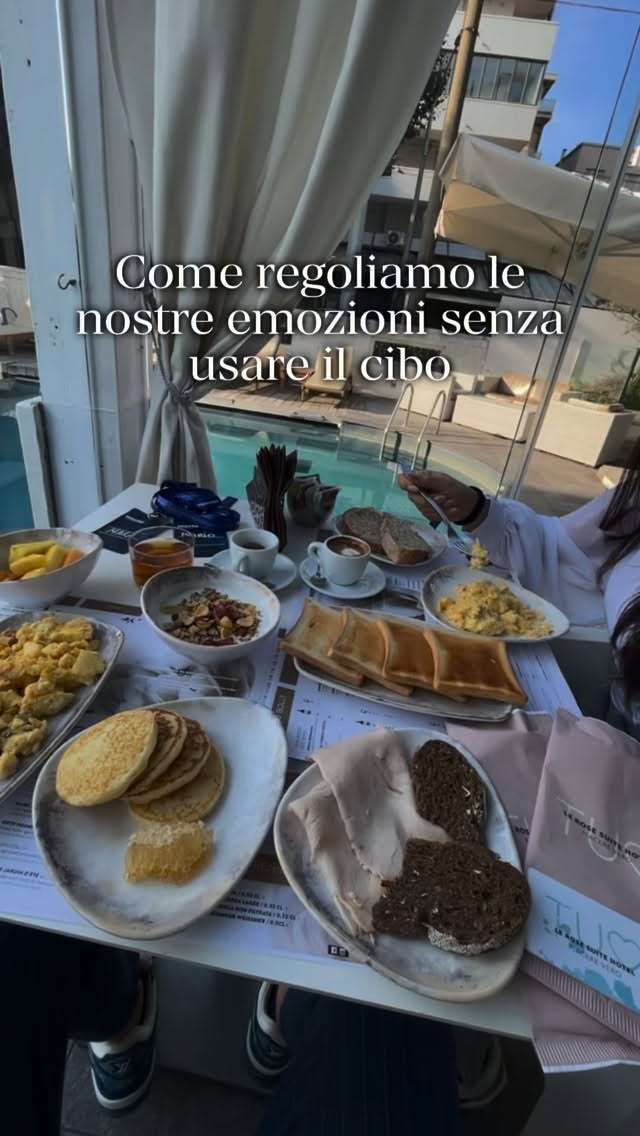 La maggior parte delle persone non mangia per fame ma perché non sa come gestire ciò che sente dentro ❤️🩹
E non è una colpa. È che nessuno ce l’ha mai insegnato.
Ci è sempre stato detto di gestire le emozioni con la testa: pensa meglio, controlla di più, ignora ciò che senti.
Ma le emozioni evitate non spariscono, diventano rabbia, tensione, ansia ❌
Regolare le emozioni non significa distrarsi o ignorarle ma imparare a dare al corpo ciò di cui ha bisogno in quel preciso istante.
Muovere il tuo corpo è un modo di comunicare con te stesso 🤍
Quando impari a usarlo come strumento, qualcosa cambia davvero.
Il cibo smette di essere l’unica soluzione, l’allenamento smette di essere una punizione.
Prendersi cura di sé diventa qualcosa di funzionale, non performativo, non una cosa forzata ✨
Se ti riconosci in queste parole, condividi questo reel, potrebbe essere utile a qualcuno che conosci 🔁
E se vuoi iniziare a capire come gestire tutto questo, scrivici in DM 💬
#prendersicuradisé #vitasana #vitaequilibrata #maconsulenzefitness