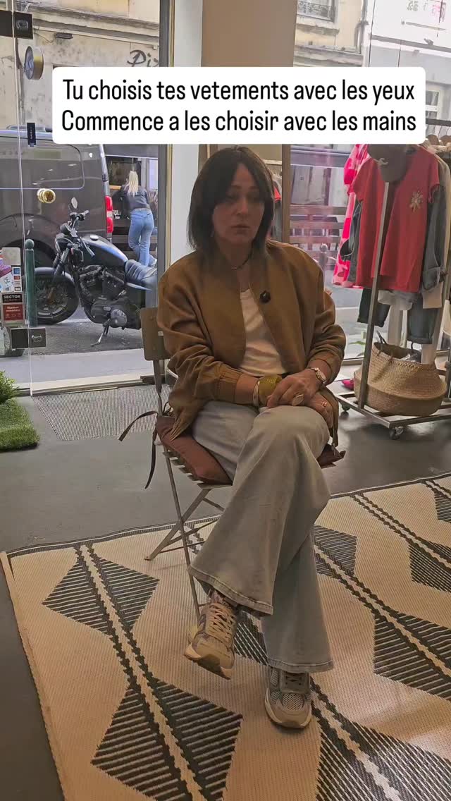 Tu as sûrement 10 hauts dans ton placard. Peut-être 15. Et ta veste ? Celle que tu mets par défaut depuis 3 ans.
Le problème c’est là. La veste c’est LA pièce qui change tout. C’est elle qu’on voit en premier. C’est elle qui dit si ta tenue est posée ou improvisée.
Mais attention — une bonne veste c’est pas juste une question de prix. C’est une question de tissu. Et ça, personne te l’explique vraiment.
Comment le toucher. Comment le reconnaître. Comment éviter de te faire avoir.
Voila une astuce pour t'aider a choisir.