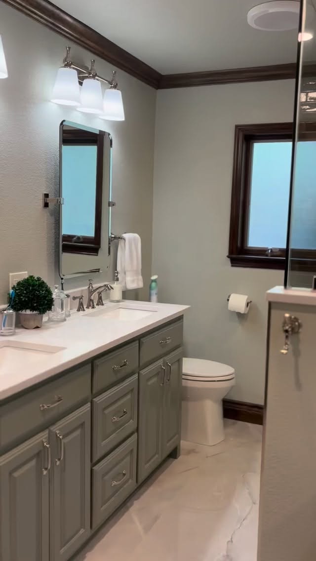 Beautiful teal raised panel vanities. This space is so functional and comfortable for doing makeup or morning routines.🌱
-
-
-
#zapatacustomcabinets #customcabinetry #homeimprovement #interiordesign #dfw
