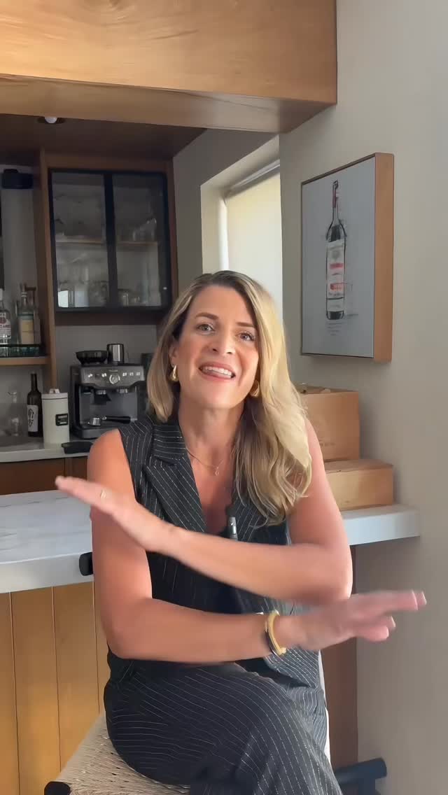 En organizaciones de alto nivel, el reto no suele ser la falta de ideas, sino cómo bajarlas a tierra con claridad y consistencia.
Algunas preguntas clave que marcan la diferencia en la ejecución:
✅ ¿Cada equipo tiene claro qué significa “éxito” en
su rol?
✅ ¿Las prioridades están realmente alineadas o
compiten entre sí?
✅ ¿Estamos midiendo lo que importa... o solo lo que es fácil de medir?
✅ ¿Existe seguimiento real o solo revisiones
esporádicas?
Ejecutar bien es hacer que lo importante suceda, de forma sostenida. Porque cuando la estrategia se traduce en decisiones claras, responsables definidos y ritmos de seguimiento constantes, se convierte en resultado.