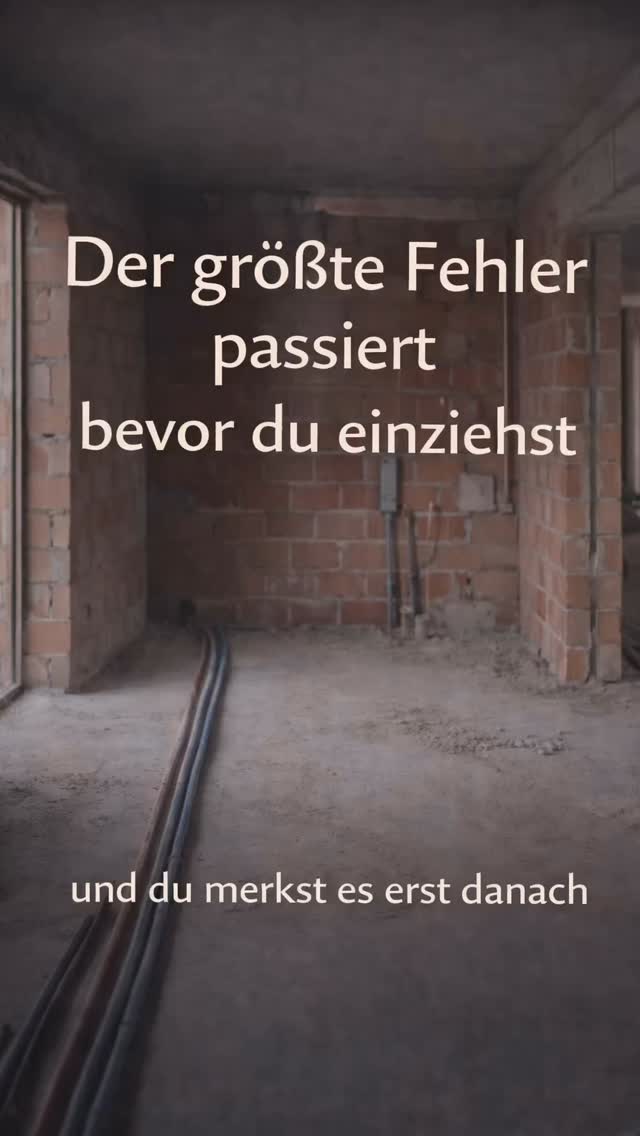 Du stehst am Anfang.
Alles ist noch offen.
Alles ist möglich.
Und genau hier passiert der größte Fehler.
Nicht, weil du es falsch machst.
Sondern weil niemand dir zeigt,
worauf es wirklich ankommt.
Du planst Räume.
Du setzt Lichtpunkte.
Du stellst dir Möbel vor.
Aber nicht, wie du darin lebst.
Und das merkst du erst später.
Wenn Wege nicht funktionieren.
Wenn Licht falsch wirkt.
Wenn dein Zuhause nicht das Gefühl gibt,
das du dir eigentlich gewünscht hast.
Und genau das lässt sich später nur schwer ändern.
Grundriss.
Licht.
Möblierung.
Das sind keine Details.
Das ist die Grundlage für dein Zuhause.
Und genau hier entscheidet sich,
ob es sich richtig anfühlt –
oder einfach nur „fertig“ ist.
Wenn du gerade planst
oder kurz vor der Umsetzung stehst:
Schreib mir „PLANUNG“
und zeig mir deinen Grundriss.
Bevor du etwas umsetzt,
das du jeden Tag spürst.
👉 Link in Bio
#hausbau2026
#grundrissplanung
#lichtplanung
#interiordesign
#neubau