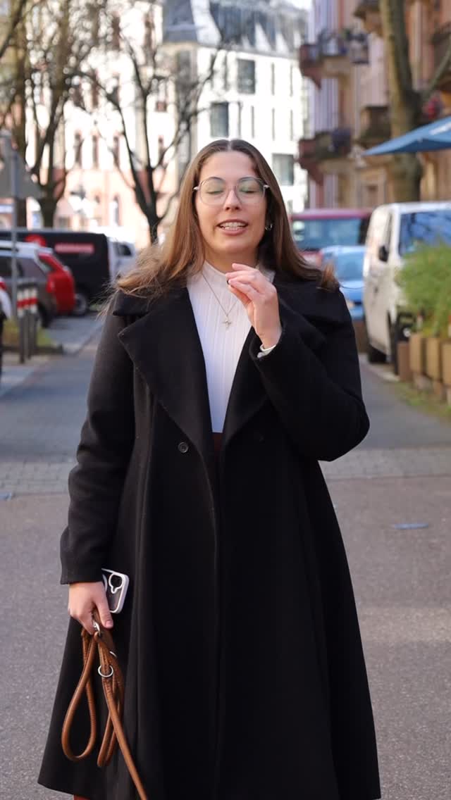 „Sichtbarkeit kann so einfach sein.“ ✨
Manche Plattformen sind mehr als nur digitaler Raum – sie sind der Anfang von echten Verbindungen.
Mit der FRAUEN & BUSINESS App entsteht genau so ein Ort für Unternehmerinnen in und um Karlsruhe:
ein Netzwerk, das nicht nur inspiriert, sondern konkret weiterbringt.
Was hier möglich wird:
• Ein eigenes Business-Profil erstellen und sichtbar werden
• Sich mit anderen Frauen vernetzen und austauschen
• Passende Branchen und Kooperationen finden
• Eigene Gruppen aufbauen
• Alle Events & Netzwerkveranstaltungen entdecken – inklusive dem nächsten Event auf der MS Karlsruhe am 16.07.
Hinter FRAUEN & BUSINESS steht eine Unternehmensberatung, die Frauen dabei unterstützt, ihr Business strategisch und langfristig aufzubauen.
✨ Und genau dieses Netzwerk passt jetzt in deine Hosentasche.
💛 Neugierig geworden?
Dann schreib „APP“ in die Kommentare und wir schicken dir den Download-Link direkt zu.
Mehr Infos unter:
www.frauenundbusiness.de
📍 Frauen & Business
Klauprechtstraße 14, Karlsruhe Südweststadt
#frauenundbusiness #karlsruhe #unternehmensberatung #netzwerken unternehmerinnen