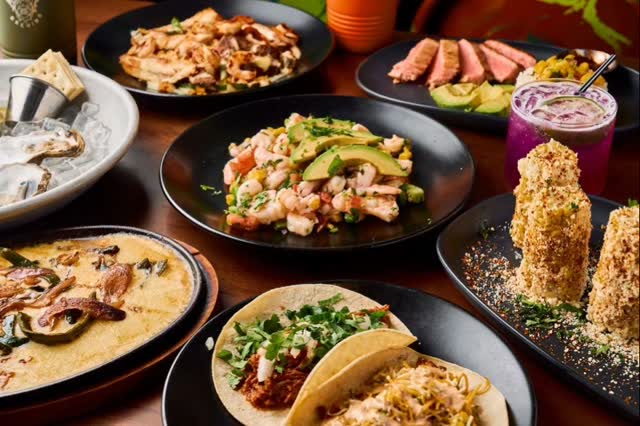 #Repost @hydebrewing
Explore a vibrant array of dishes and fresh flavors perfect for sharing with friends. 🎉 #HydeBrewing #AlpharettaEats #BreweryExperience #SharedPlates