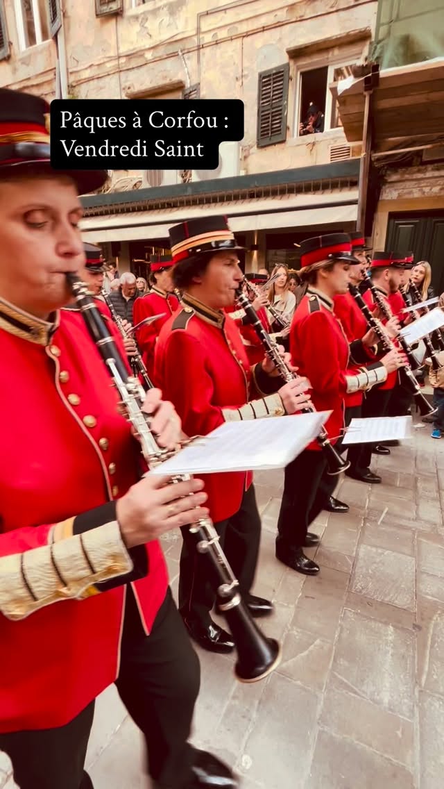 Pâques à Corfou est spectaculaire, traditionnel, musical: de midi à minuit, la ville est remplie de fanfares et coeurs qui accompagnent les processions d’Epitaphes. #pâques #corfou #vendredisaint #traditions