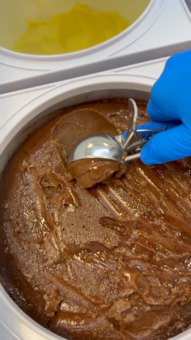 🟤⚪️Chocolate + Vanilla = the perfect pairing!⚪️🟤
While the flavor combinations at Mimi & Papa’s are endless - classics like this are always a hit! 🙌
What’s your favorite flavor combo?
#chocolateandvanilla #mimiandpapaspopcorn #philadelphiawaterice #treats