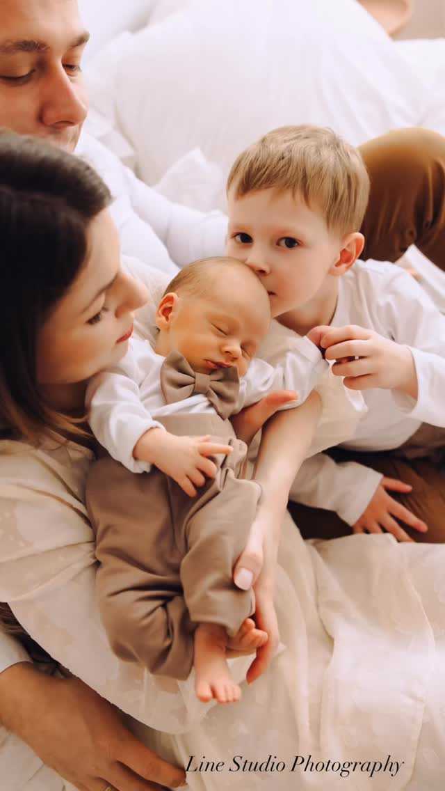 Miłość, która mieści się w każdym kadrze 🤍
Czułość, spokój i ten moment, w którym świat zwalnia… bo najważniejsze jest tu i teraz.
Pierwsze dni razem – pełne bliskości, delikatnych gestów i spojrzeń, które mówią wszystko.
To właśnie te chwile stają się najpiękniejszą historią ✨
•sesja noworodkowa • sesja bliskościowa • pierwsze chwile razem • sesja z rodzeństwem • sesja rodzinna • naturalna sesja lifestylowa
#fotografwroclaw #sesjanoworodkowawroclaw #sesjarodzinnawroclaw #sesjazdjeciowawroclaw #wroclaw