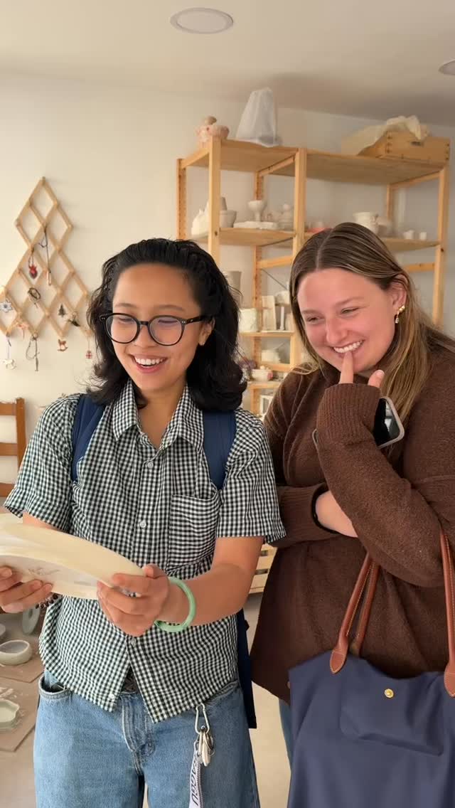 Hier, je faisais des photos à l’atelier…
Et je me suis arrêtée un instant.
En regardant vos pièces, vos créations, vos gestes… je me suis rendu compte à quel point tout ce qui se crée ici est beau.
Chaque objet raconte quelque chose.
Chaque détail porte une intention.
Chaque pièce a une âme.
Dans ces ateliers céramiques à Nice, ce n’est pas seulement de la poterie ou de la peinture sur céramique que vous faites…
Vous créez quelque chose de sincère, de vivant, de profondément personnel.
Et c’est ça qui rend cet atelier si spécial.
Merci pour votre créativité, votre sensibilité et votre confiance.