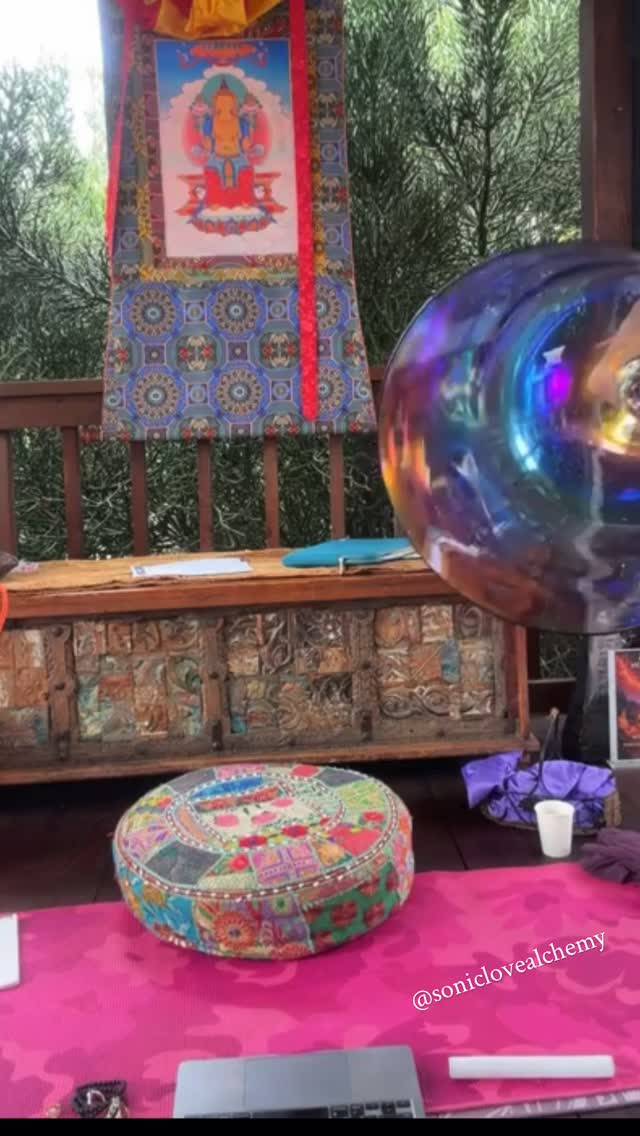 Sound heals. Using this divine mother, Goddess Grail bowl by Sonic Love Alchemy @sonic_love_alchemy for the guided meditation and sound healing today. Catch the full class on our private member Facebook page DM here for more information and access #kundaliniyoga #soundhealingtherapy