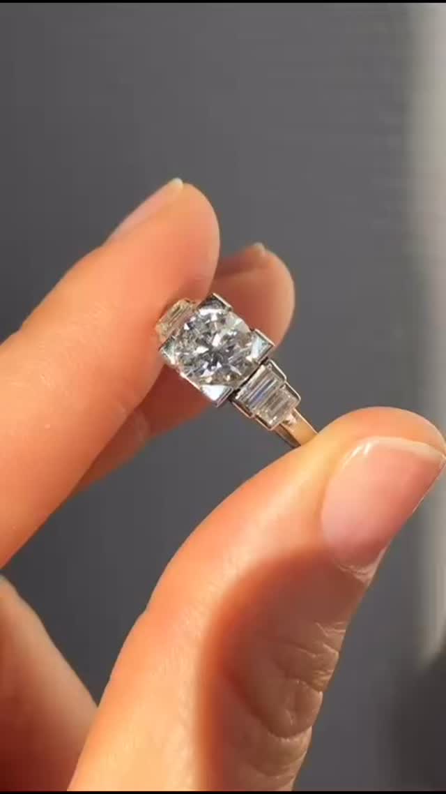 Bague Art Déco en platine et diamants