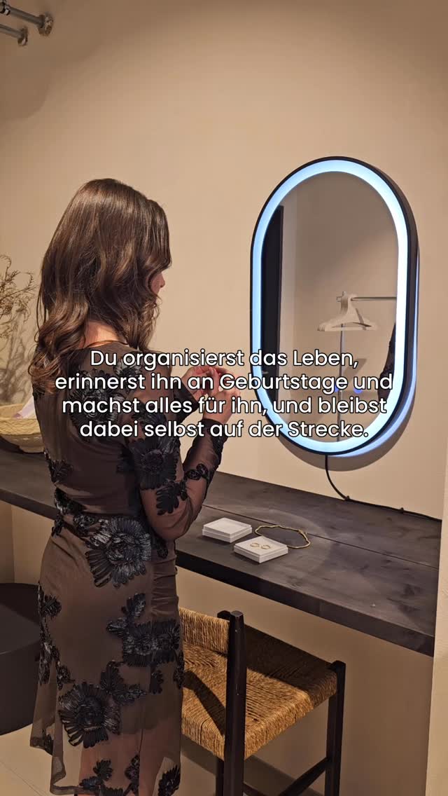 Du liebst ihn. Ihr habt ein gutes Leben zusammen, und von aussen sieht das alles sehr gut aus.
Aber irgendwann, meistens abends, wenn endlich Ruhe ist, schleicht sich dieses Gefühl rein: Wann warst du zuletzt einfach nur Frau? 🥀
Nicht die Organisatorin, nicht die Managerin des Alltags. Wo ist diese Leidenschaft und Tiefe in eurer Beziehung geblieben? 🥀
Wann warst du einfach sie – die Liebhaberin, die strahlt und angetörnt ist von ihm und dem Leben.
Du hast es so lange nicht gespürt, dass du fast vergessen hast, wie sich das anfühlt. Und du denkst: So ist das halt, wenn man zusammen lebt, wenn das Leben ernst wird.
Aber was, wenn das gar nicht so sein müsste?
Aber stell dir vor, wie es sich anfühlt, wenn du abends neben ihm liegst und er dich einfach hält – ohne dass du noch irgendetwas denken, organisieren oder erledigen musst.
Wenn du dich für ein paar Stunden einfach fallen lassen kannst, weil er da ist und du vertraust. Wenn er dich anschaut und du in seinem Blick spürst: er will mich, genau so. Wenn du wieder seine Liebhaberin bist und nicht nur seine Mitbewohnerin. 🌶️
Kommentiere "❤️🔥" und ich sende dir den Link zu Magnetic Woman Codes – meine kostenlose Masterclass, in der du lernst, die Leidenschaft in dir und eurer Beziehung wieder zu entfachen, sodass das Leben sich wieder lebendig, freudig und spicy anfühlt. ❤️🔥
Lots of Love, Fabienne
BEZIEHUNGSPROBLEME
FRAUEN
WEIBLICHKEIT
SCHWEIZ