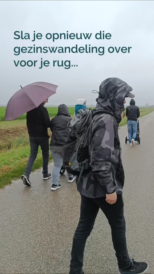 De lente voelt eindelijk te zijn gearriveerd, de zon schijnt en de kids willen graag een wandeling maken .
Maar je twijfelt:
Deze ochtend kreeg je al een waarschuwing van je rug.
"Gaat dat wel lukken?”
“Wat als het weer erger wordt?”
“Ik ga misschien beter niet mee…”
Dus je blijft thuis.
Of je gaat mee, maar half.
Altijd bezig met je rug. Altijd op je hoede.
Niet omdat je het niet wil.
Maar omdat je niet durft.
En zo mis je niet alleen die wandeling.
Maar ook de gesprekken onderweg.
Het lachen. De kleine momenten die er net toe doen.
Je probeert je rug te beschermen,
maar intussen houdt hij je tegen om te leven.
Hoeveel van die momenten wil je nog laten voorbijgaan?
