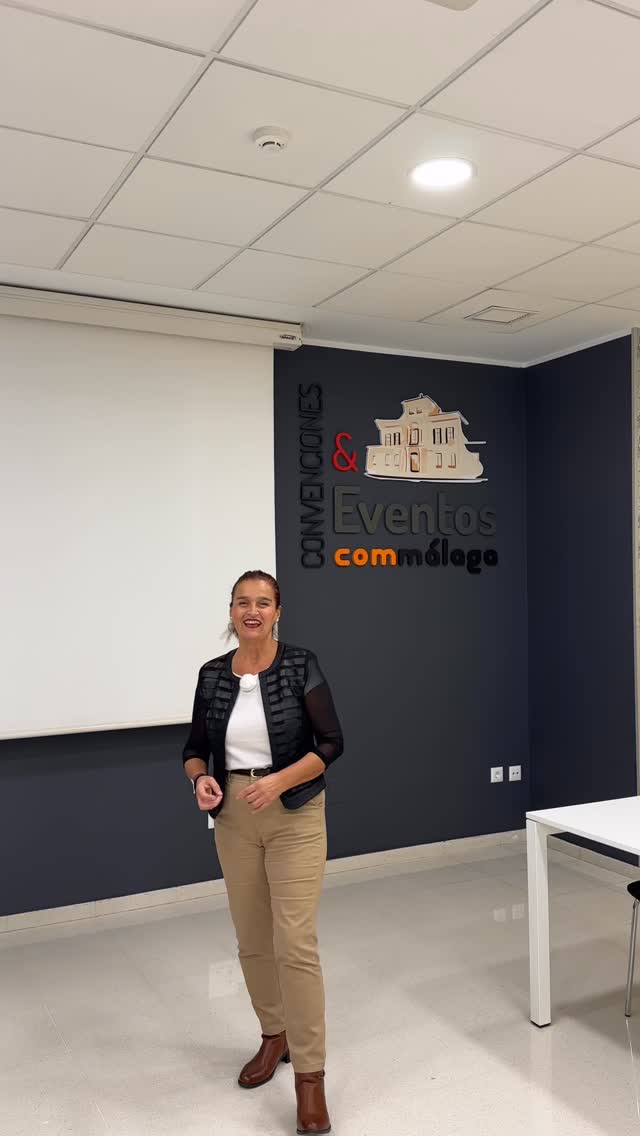 Hay eventos que se olvidan… y otros que se quedan contigo.
La diferencia no suele estar en lo que se dice,
sino en cómo se vive.
Cuando el espacio encaja,
el ritmo fluye
y todo está pensado para que el asistente se sienta cómodo…
el evento cambia.
Se vuelve natural.
Se disfruta.
Se recuerda.
💡 Porque cuando todo está bien diseñado, no hace falta explicarlo.
Se nota desde el primer momento.
📩 Si quieres crear un evento así, escríbenos y lo hacemos realidad.
#EventosMálaga #EventosCorporativos #ConvencionesMálaga #OrganizaciónDeEventos #EventosProfesionales NetworkingMálaga