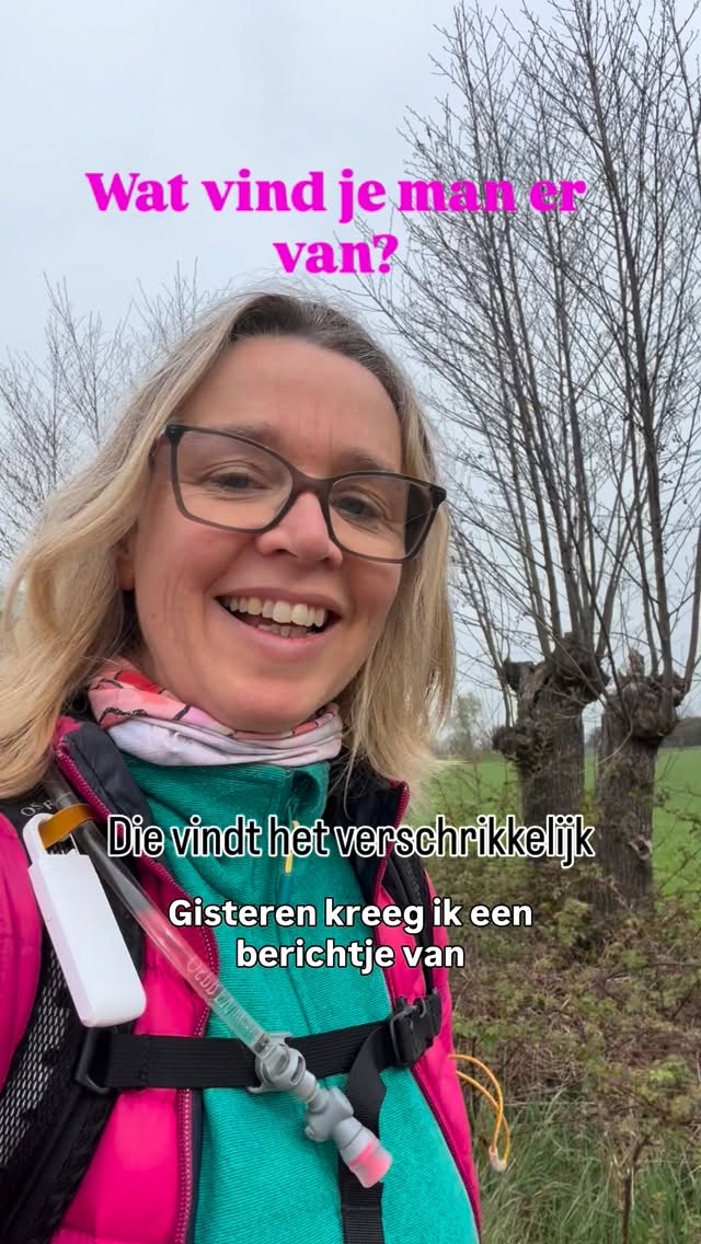 Gisteren kreeg ik een vraag:
“Wat vinden je man en kinderen ervan dat je alleen loopt?”
En ook:
“Kunnen ze niet een stuk met je meelopen?”
Ik moest er een beetje om lachen.
Voor de grap zei hij dat hij het verschrikkelijk vond.
Maar eigenlijk… zijn ze vooral blij dat ze niet mee hoeven 😉
En ik?
Ik moet er eerlijk gezegd niet aan denken dat er iemand met me meeloopt.
Juist dat alleen zijn…
Geen gesprek
Geen afleiding
Gewoon lopen
Dat is precies waarom ik ga.
Even helemaal bijtanken.
En daarna kan ik er weer helemaal voor iedereen zijn!
Hoe laad jij op? Alleen? Of juist met anderen?
#pieterpad #opladen #introvert