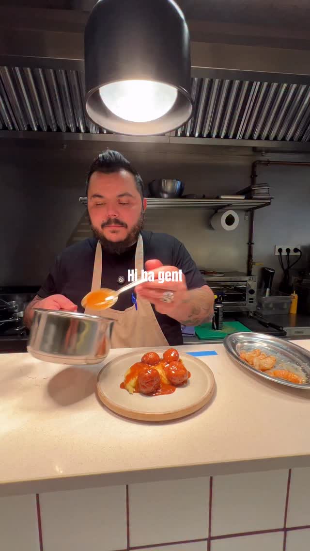 Pollastre amb escamarlans đ„
Mandonguilles de la casa fetes de pollastre, ceba fregida, molla de pa, llet, ou⊠I un suquet dels caps dels escamarlans en el que sabem que molta gent SâHI BANYARIA đđ€€
#santopaladar #cuinacatalana #pollastreambescamarlans #barcelona #catalunya