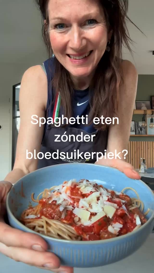 Je hoeft pasta echt niet te laten staan als je op je gewicht let
Wat wél het verschil maakt?
👉 de volgorde waarin je eet
Start je maaltijd met groenten (zoals een salade 🥗):
🥬 hierdoor krijg je eerst vezels binnen
→ die vertragen de opname van suikers
→ waardoor je bloedsuiker minder snel stijgt
En dat heeft effect:
📉 minder bloedsuikerpieken
⚖️ minder vetopslag
⚡ stabielere energie
🍫 minder snaaimomenten later op de dag
Eet je pasta op een lege maag?
Dan piekt je bloedsuiker sneller → en volgt er vaak ook een dip
= meer trek en sneller overeten
Dit is waarom je soms na een pastamaaltijd tóch weer zin hebt in iets zoets.
Kleine switch, groot verschil 👇
👉 eerst groenten, dan je pasta
Hormoonproof eten draait niet om minder eten,
maar om slimmer eten. Sla deze op als reminder voor je volgende pasta avond 🍝 #femmehormoonspecialist #bloedsuikerspiegel #cravings #gezondeleefstijltips #nietvullenmaarvoeden