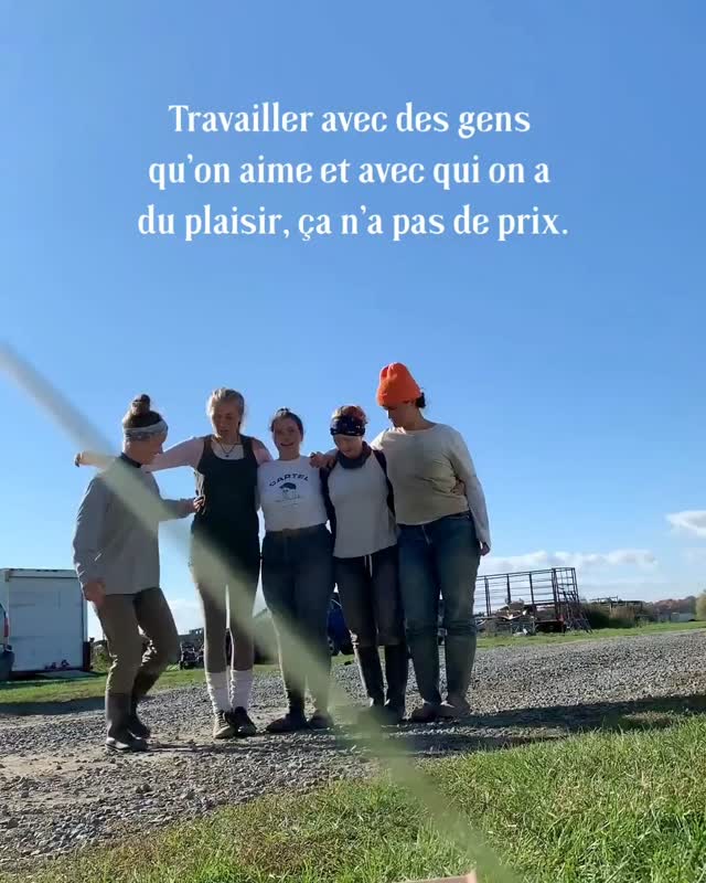 Notre métier nous a permis de rencontrer des gens fantastiques au cours des 12 dernières années. 🩷
Merci à toutes ces personnes qui nous ont modelés comme entrepreneurs et comme humains, qui nous ont appris à mettre nos limites ou à nous laisser aller.
Ces vaillants travailleurs, devenus des amis, qui nous ont suivis dans ce travail parfois dur, parfois doux, mais tellement enrichissant et magnifique!
La ferme, d’année en année, a grossi telle une belle grande famille grâce à vous.
Merci de nous avoir donné votre temps si précieux. ✨