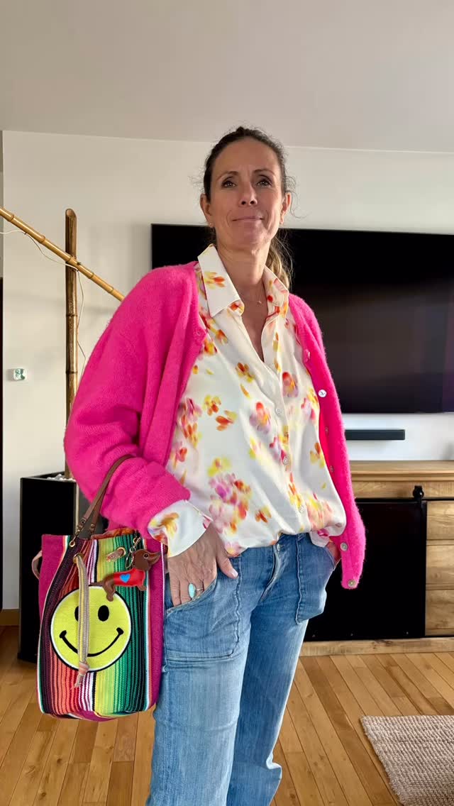 Sac Bolsa Maya🌵
Sac bourse en couverture Mexicaine 100% coton.
Intérieur motif cachemire 100% coton.
Patchs cousus.
Pampille divers.
Poche intérieure plaquée.
Petit sac nomade qui se porte grâce à ses 2 anses, son passant se resserre pour une fermeture sécurisée. Le compagnon idéal de vos journées et de vos soirées.
Chaque pièce est unique.
