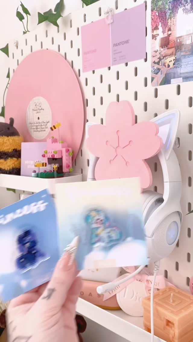 If you’re more of a Team Luna 🌙☁️, check this out - we still have a few of the last pcs pins for the Canterlot Ita Bag in stock. 🎠🏰✨
#mlp #mylittleponyfriendshipismagic #mylittlepony #princessluna #princesscelestia