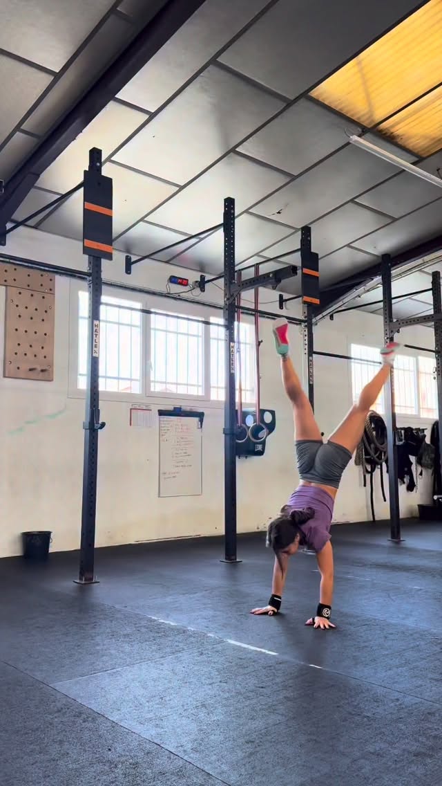 C’est dur à entendre, mais c’est souvent la réalité.
Tu arrives dans le milieu du Crossfit avec de bonnes intentions : perdre ce petit ventre qui s’installe, retrouver de la force, te sentir mieux dans ton corps. Alors tu t’entraînes dur. Très dur même.
Mais voilà le piège dans lequel tu tombes souvent :
Tu passes ton temps en mode intensité chronique, avec beaucoup de métcons longs et exigeants.
Résultat : cortisol élevé, récupération insuffisante, fatigue persistante et ce petit ventre qui ne bouge presque pas.
Tu fais beaucoup de volume, mais peu de vrai travail de force et d’hypertrophie.
Tu bouges beaucoup… mais tu construis peu de muscle. Ton métabolisme stagne et la perte de gras devient de plus en plus difficile malgré tous tes efforts.
Tu travailles souvent la fatigue avant la technique.
Sous fatigue, tes mauvais schémas prennent le dessus : quadriceps trop dominants, fessiers peu actifs, épaules qui partent en avant. Cela t’entraîne des douleurs au dos, aux genoux ou aux épaules.
Tu aggraves tes déséquilibres posturaux.
Épaules voûtées, dos cambré, gainage inefficace… Ton entraînement renforce ce qui est déjà dominant au lieu de corriger.
Résultat : tensions, surcharge lombaire et posture qui se dégrade.
Tu ignores souvent ton stress global et tes hormones.
Après 35 ans, ton corps devient plus sensible au stress. Ajouter de l’intensité sur une vie déjà chargée (travail, enfants, sommeil moyen) entretient la fatigue et bloque tes résultats.
Tu suis souvent le même programme que tout le monde, sans aucune individualisation.
Aucune adaptation à ton âge, ta morphologie ou tes faiblesses. Tu t’entraînes dur pour corriger certains problèmes… mais la structure même de ton entraînement les entretient.