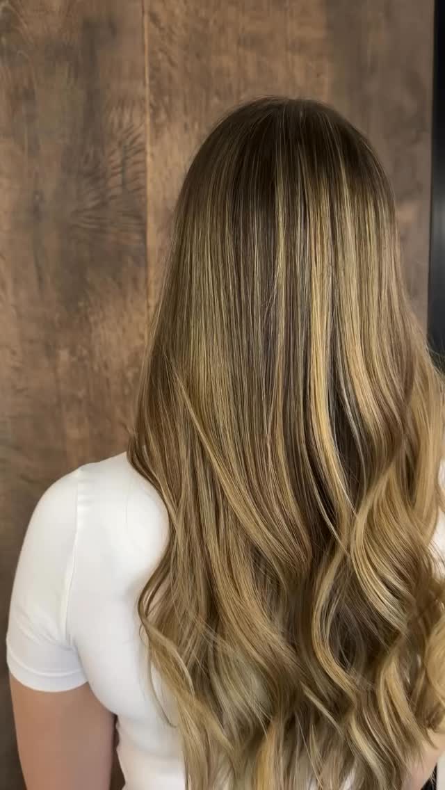 Mehr Tiefe ✨ Mehr Glanz 💫 Weniger Stress am Ansatz 🙌
Top Worte von @haarcouture_jennyabt, die dieses atemberaubende Nevitaly Creamy Blonde kreiert hat 🤍
Ein wirklich elegantes Ergebnis. Findest du nicht auch? Dann doppelt tippen ❤️
#Nevitaly #NEVPeople #HairColor